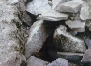 露出した一つ山古墳の石棺