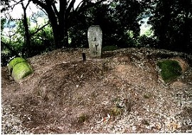 赤山古墳の直交した2個の石棺が露出している