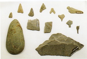 大川町石仏遺跡から出土した石鏃や石斧