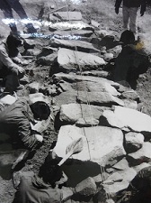 奥３号墳竪穴式石室発見時の写真