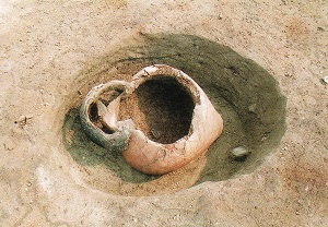 大川町　寺田遺跡の土器棺発見時の写真